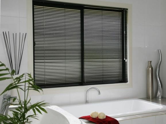 how to wash venetian blinds in bathtub